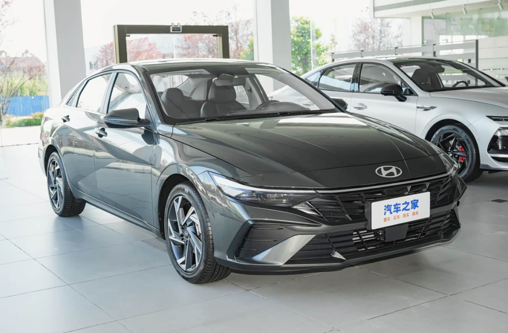 Hyundai Elantra фото 3