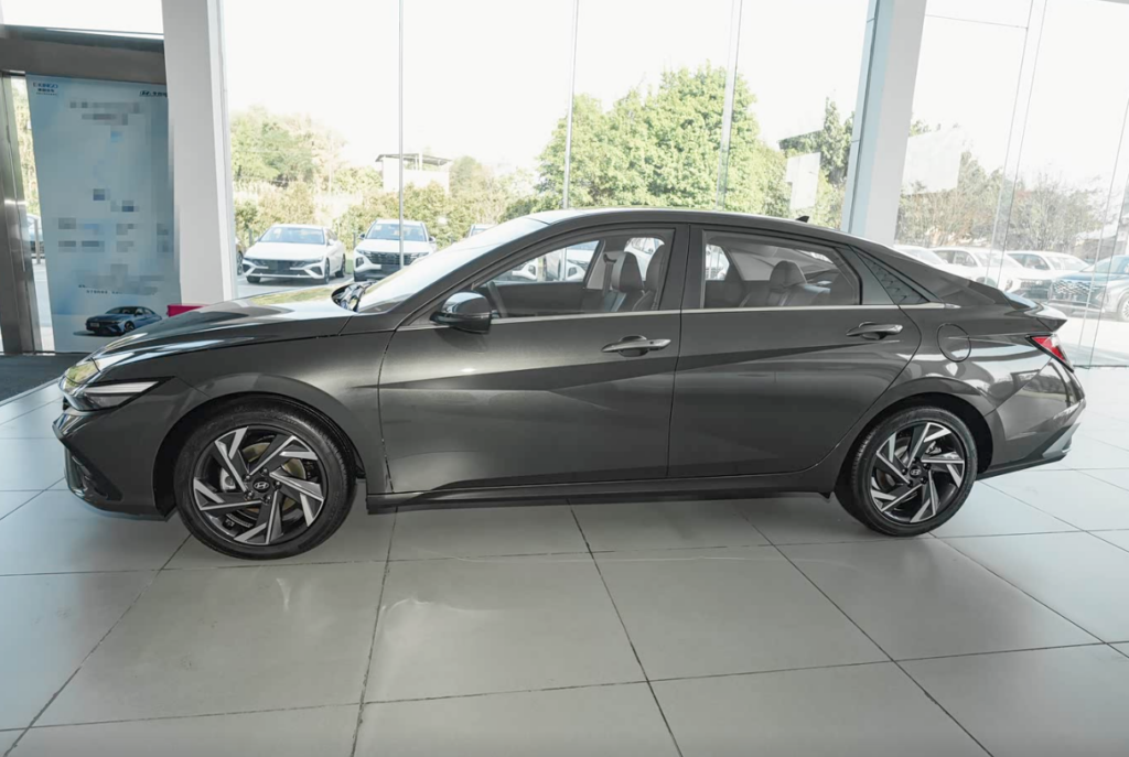 Hyundai Elantra фото 4