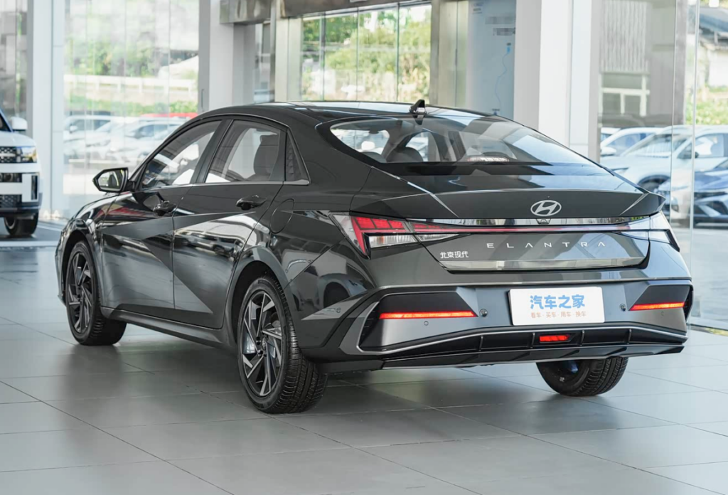 Hyundai Elantra фото 5