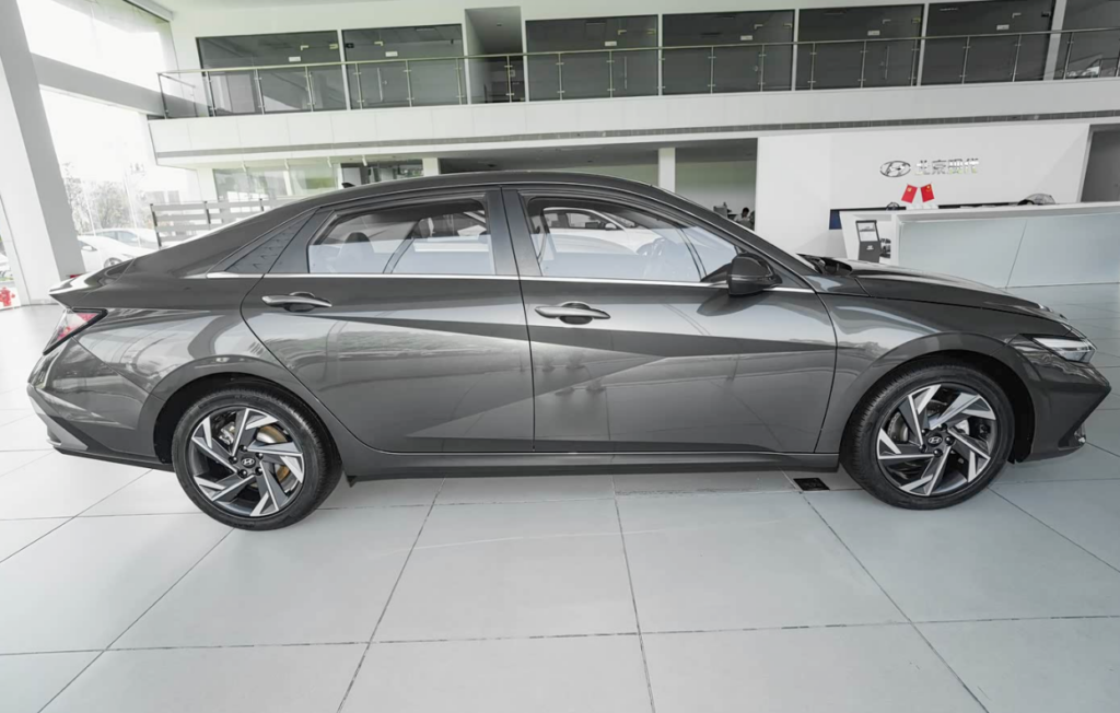 Hyundai Elantra фото 8